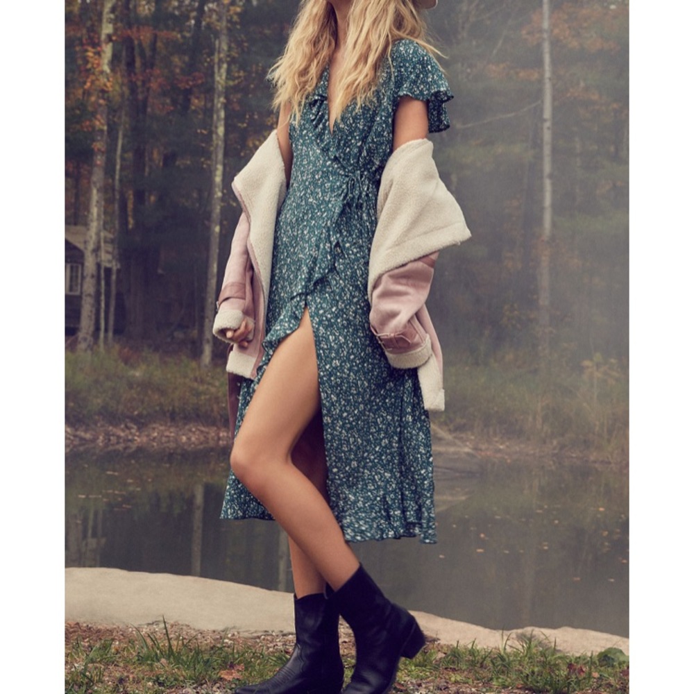 Kimchi Blue @ Urban Outfitters green wrap dress M